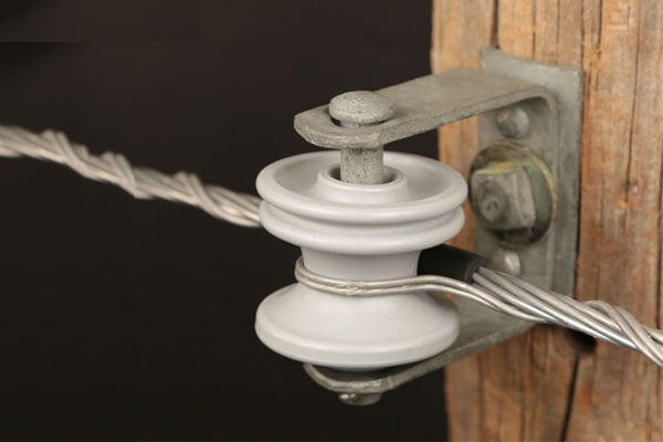 Khung đỡ 1 sứ uclevis lắp đặt trên cột