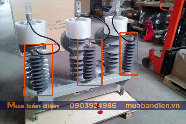 Máy cắt Recloser Cooper NOVAi lắp thêm 3 cảm biến điện áp EVT